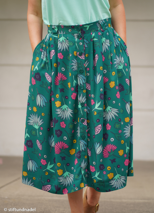 Preview: Viskose- Webware - Flower Meadow - by Emjo Design - grün